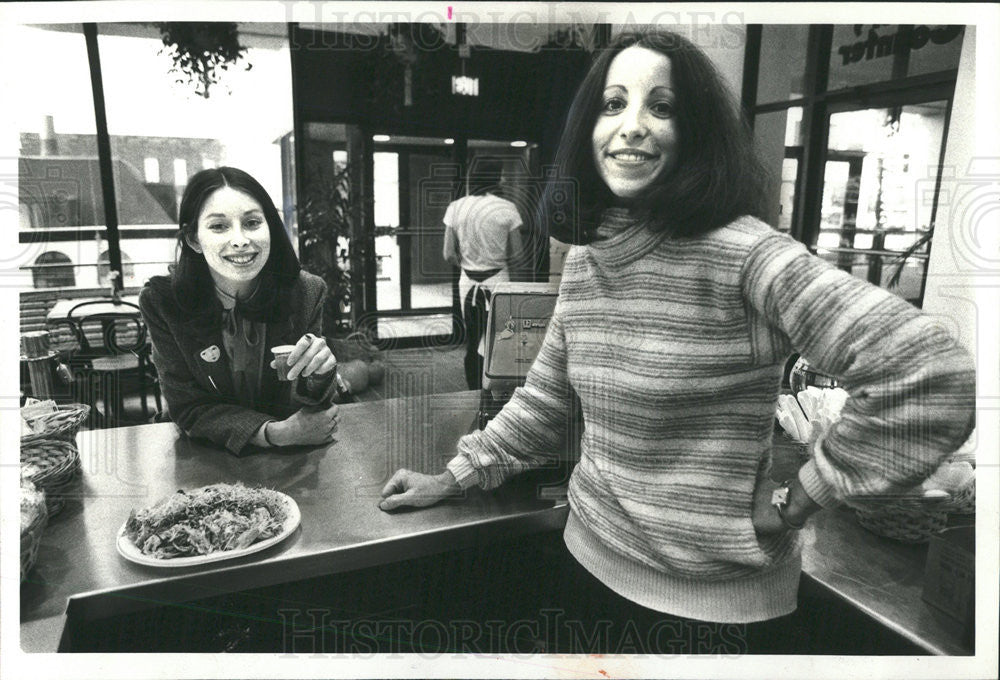 1978 Press Photo Leslie Chapman Margot Michigan restaurant California Cling - Historic Images