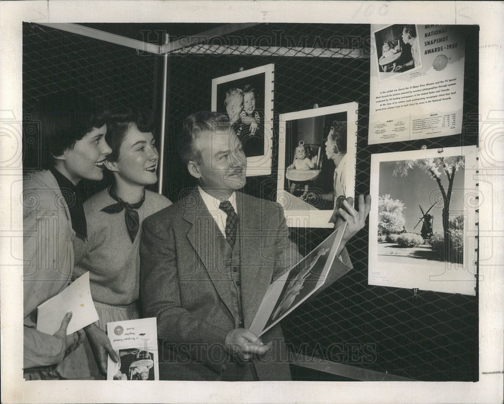 1950 Press Photo Grorge Charney Art Director of the Daily News - Historic Images