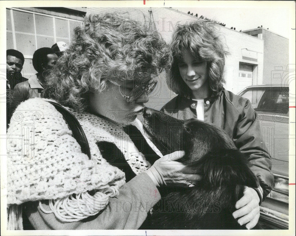 1984 Press Photo Owner Mary Linda Adams gets a Big Kiss from her Dog - Historic Images