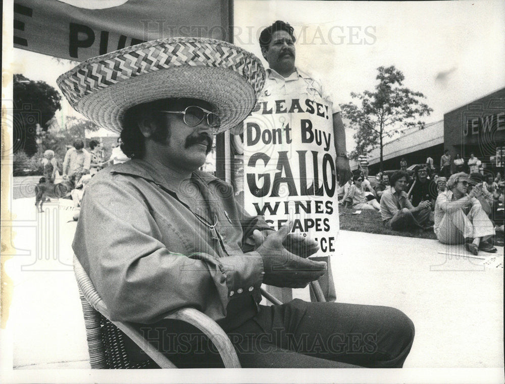 1975 Press Photo Demonstration Roberto Acun protest Participate worker friend - Historic Images