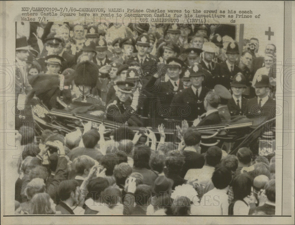 1969 Press Photo Prince Charles enters Castle Square - Historic Images