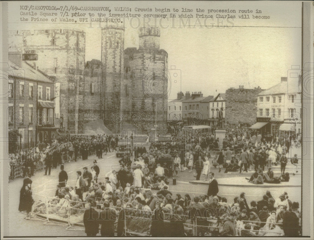 1969 Press Photo Crowd Begin Line Procession Route Castle Square Prior Prince - Historic Images