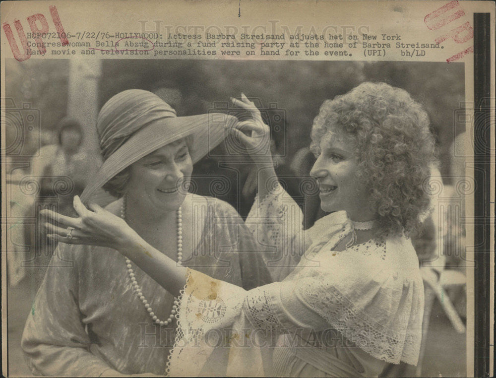 1976 Press Photo Actress Barbara Streisand Congressman Bella Abzug New York - Historic Images