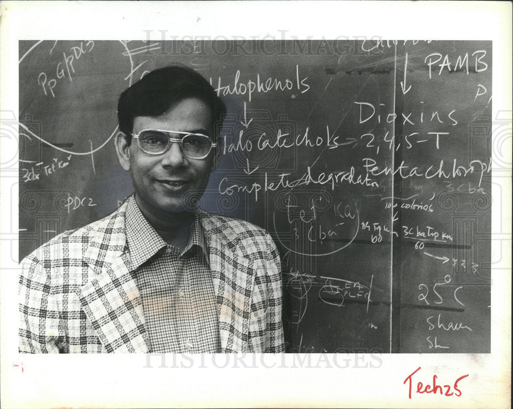 1983 Press Photo Microbiologist Ananda Chakrabarty Synthetic Organism Creator - Historic Images