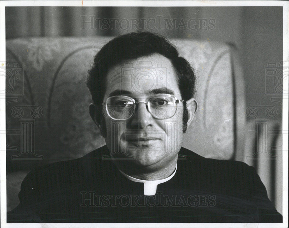 1976 Press Photo Rev. Robert J. Bueter S.J. Principal, St. Ignatius College Pr - Historic Images