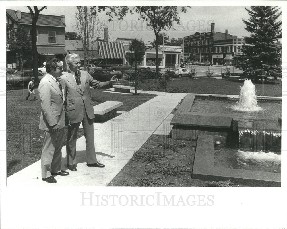 1977 Press Photo Stan Kennedy Warren L Burmeister Village Manager Village Presid - Historic Images