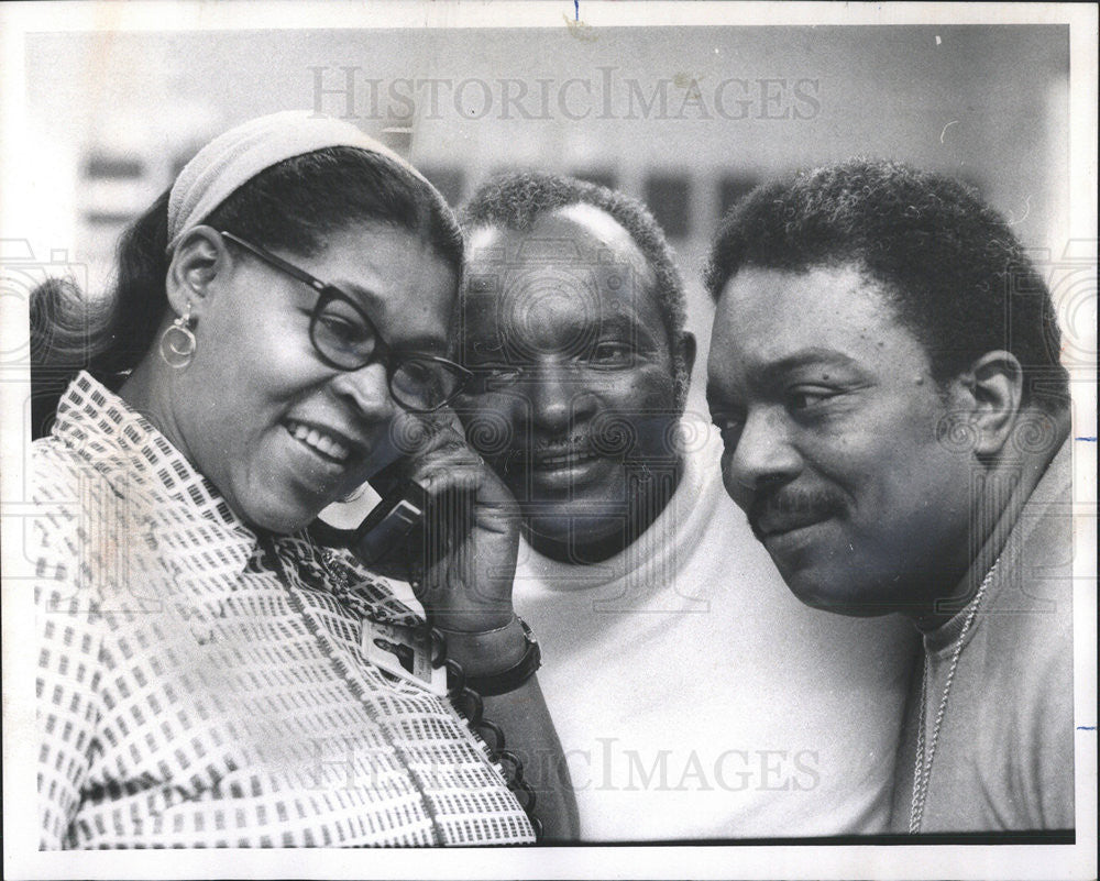 1974 Press Photo McLain Worker-Hospital Spread News About Reunion Of Coppedge - Historic Images