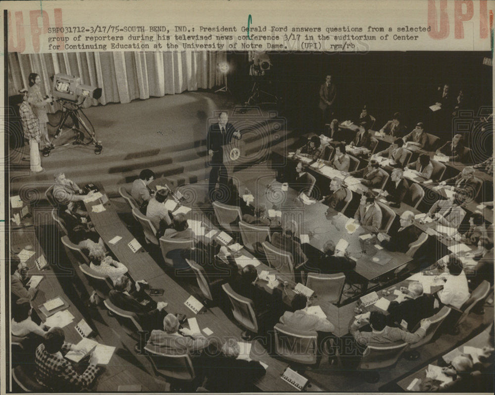 1975 Press Photo President Gerald Ford Notre Dam Education Auditorium Reporter - Historic Images