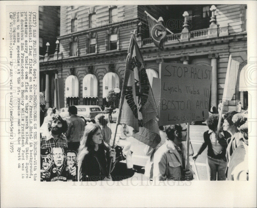 1975 Press Photo Flag Flying On Hotel Protestors Carry March Along Union Square - Historic Images