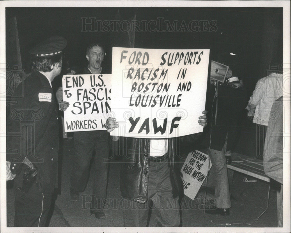 1975 Press Photo Gerald R. Ford Hilton Hotel Picketing - Historic Images