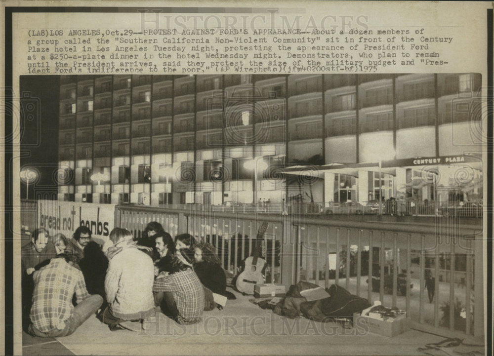 1975 Press Photo Southern California Non-violent Community Century Plaza Preside - Historic Images