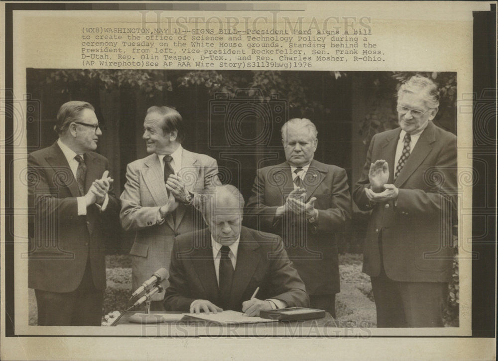 1976 Press Photo Ford Signs Bill To Create Policy During Ceremony On White House - Historic Images