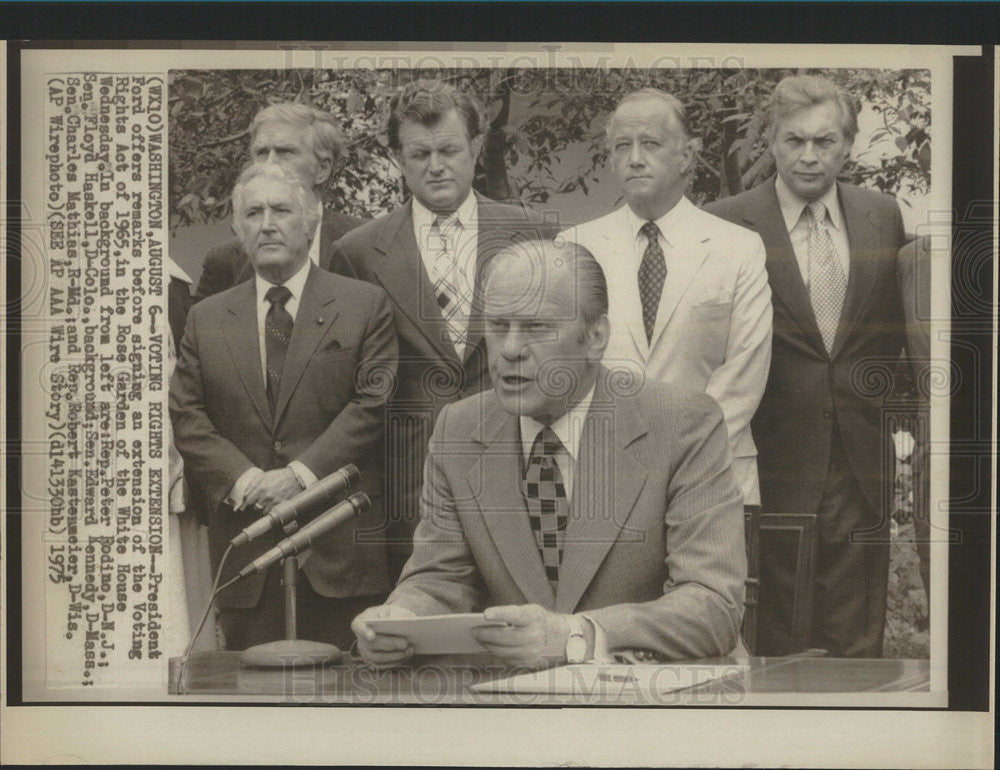 1975 Press Photo President Ford Voting Rights act Rose garden White House Edward - Historic Images