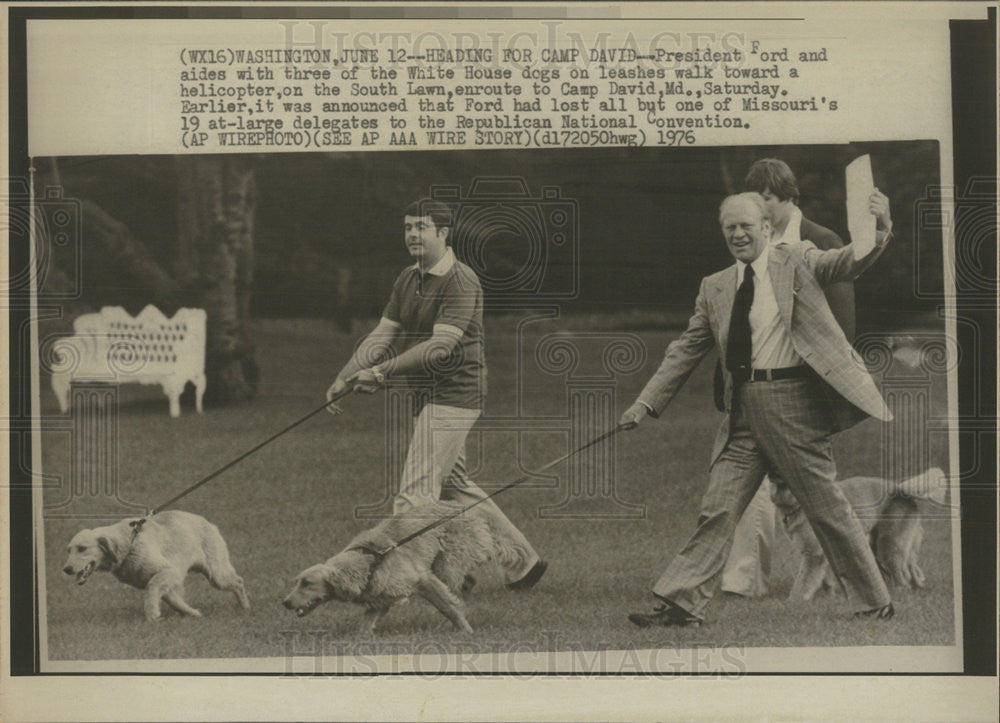 1976 Press Photo Ford Aides White House David Missouri Helicopter Leashes - Historic Images