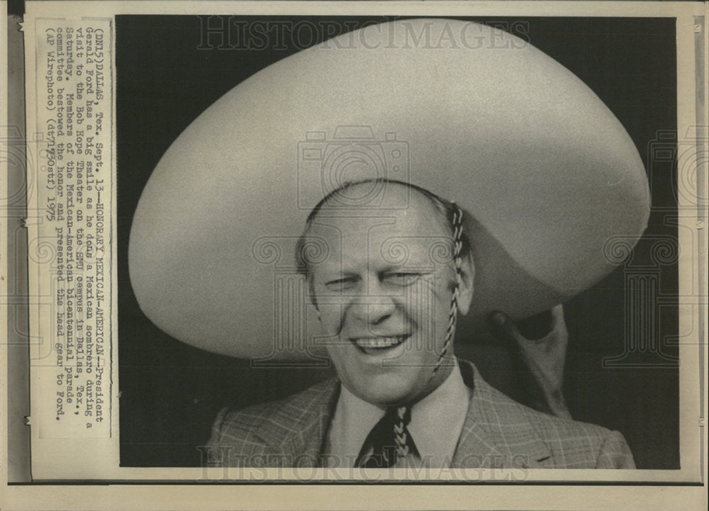 1975 Press Photo Ford Has Smile As Dons Mexican Sombrero During Visit Theatre - Historic Images