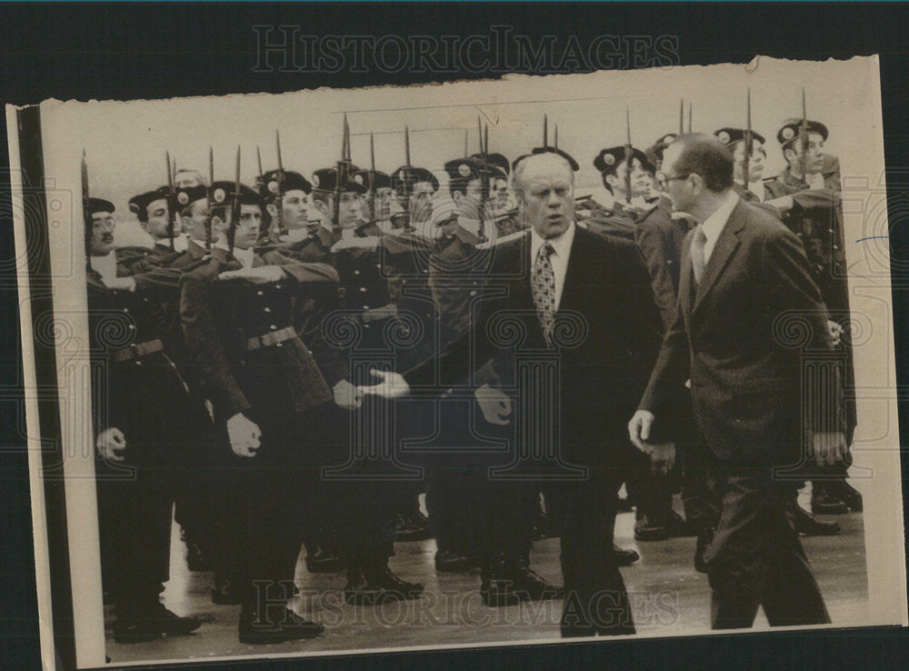 1975 Press Photo President Ford Orly Airport France Jacques Chirac Economic Talk - Historic Images