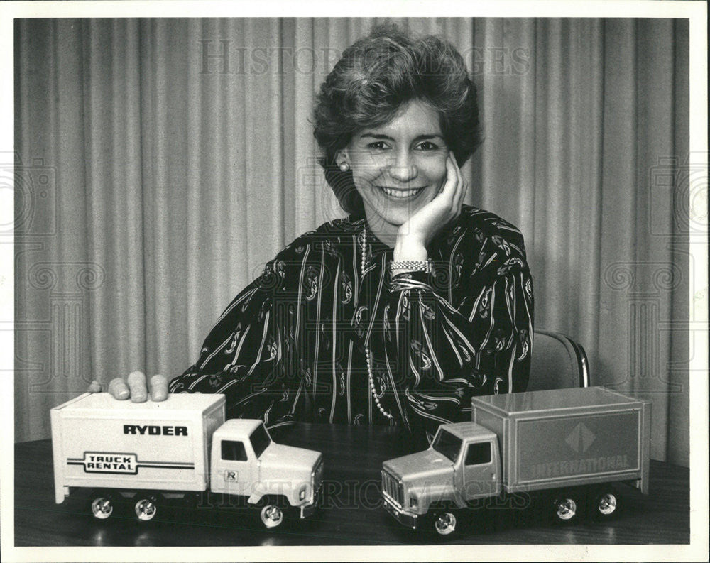 1987 Press Photo Navistar Roxanne Decyk With Couple Of Little Navistars Michigan - Historic Images