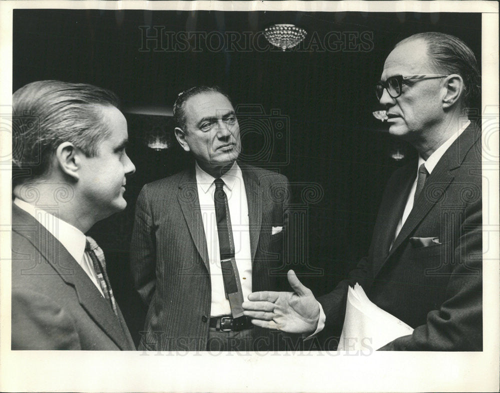 1967 Press Photo Dr EF Diamond Associate professor clinical Loyola University - Historic Images