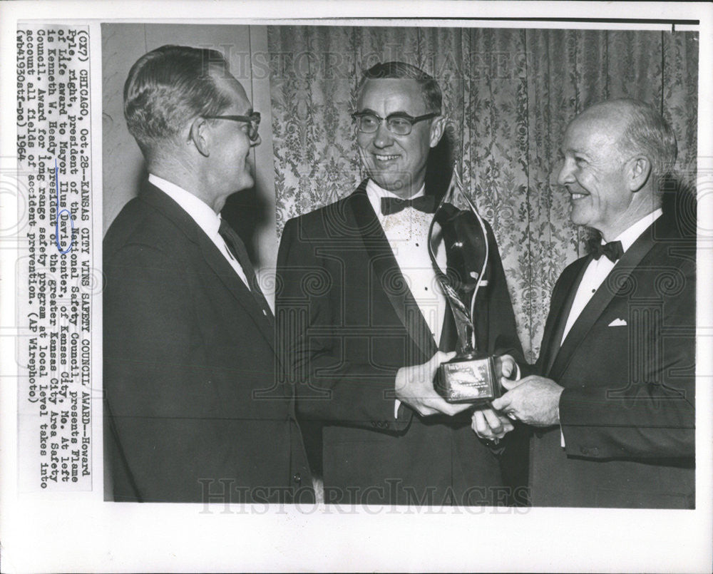 1964 Press Photo Howard Pyle Present Flame Of Life Award To Ilus Davis Of Kansas - Historic Images