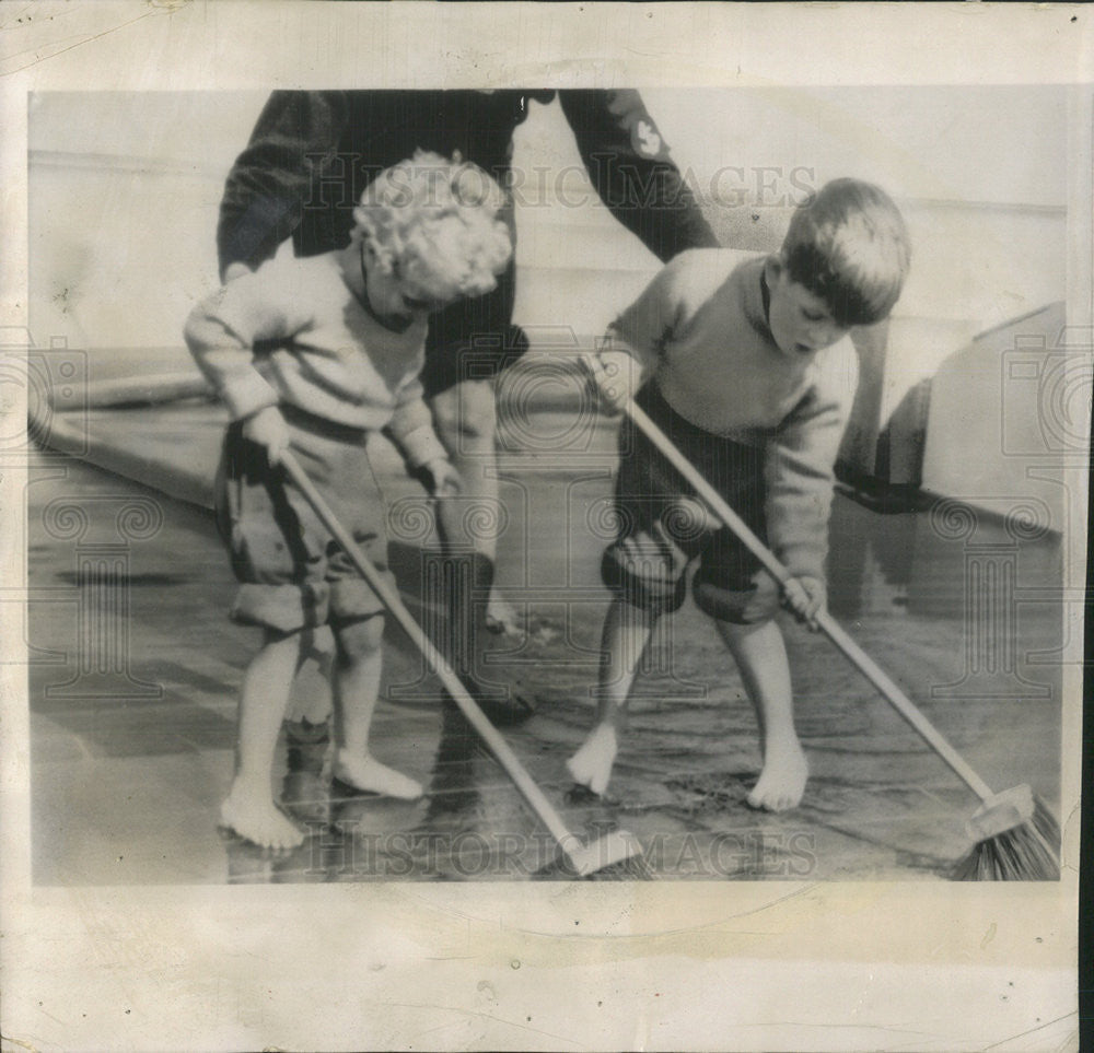 1954 Press Photo Royal Swabbies Barefoot blond princess Annie Charles Clean Deck - Historic Images