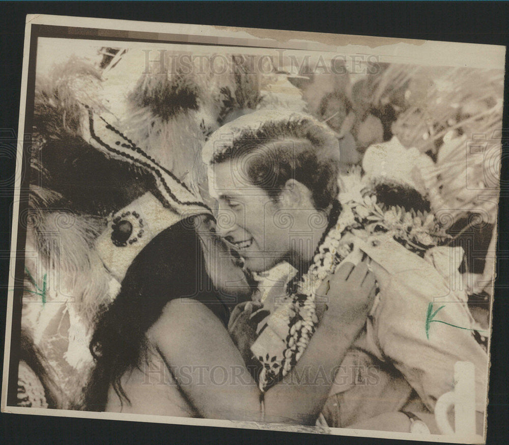 1974 Press Photo Prince Charles Heir Ish Throne Fiji British Colony Maid - Historic Images