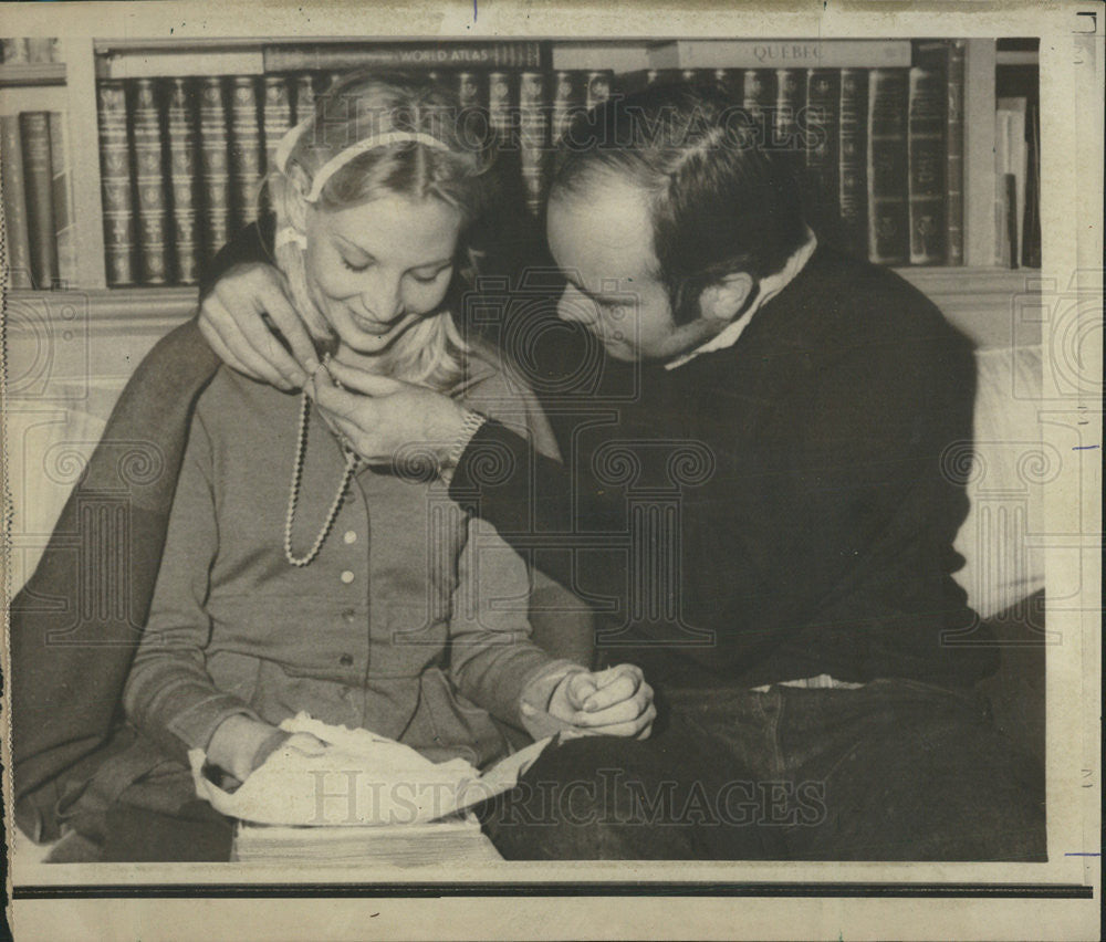 1972 Press Photo Joe Dealey Wife Kidnapping Victim Amanda Pearls Gift - Historic Images