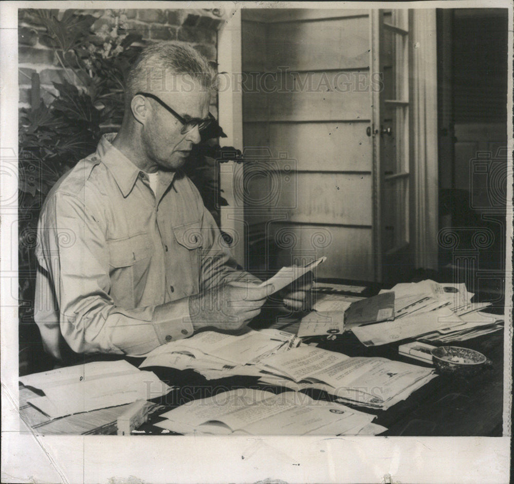 1953 Press Photo General Dean Home Answering Letters Worried Mothers Their Sons - Historic Images