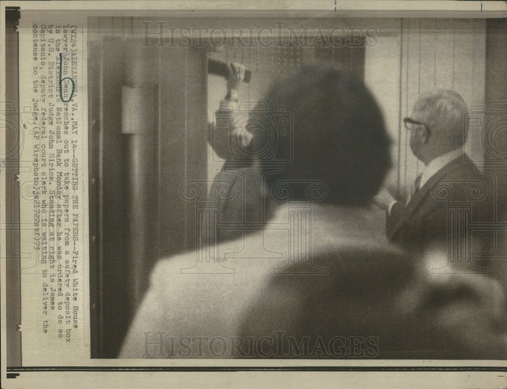 1973` Press Photo Watergate&#39;s John Dean Gets Deposit Box Papers-Judge&#39;s Orders - Historic Images