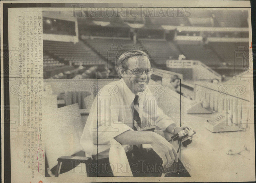 1976 Press Photo John Dean III Nixon Interior Kemper Arena Kansas City Reporter - Historic Images