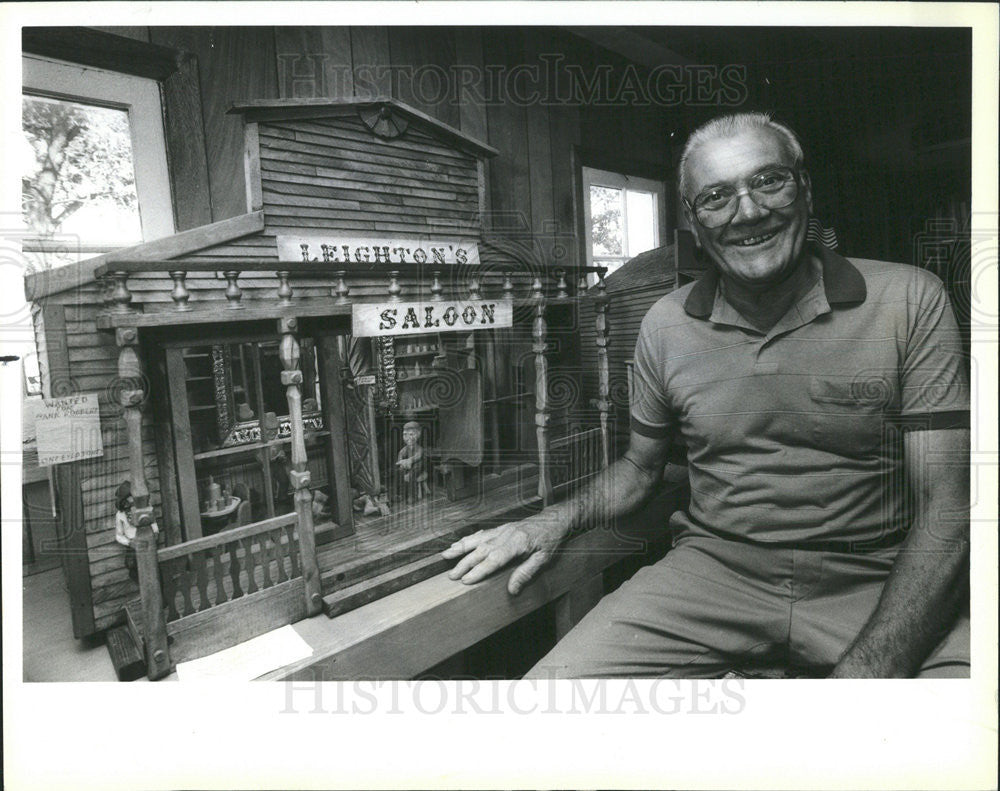 1988 Press Photo Stockey Stand Museum Hold Carving Midwest carver Corridor - Historic Images