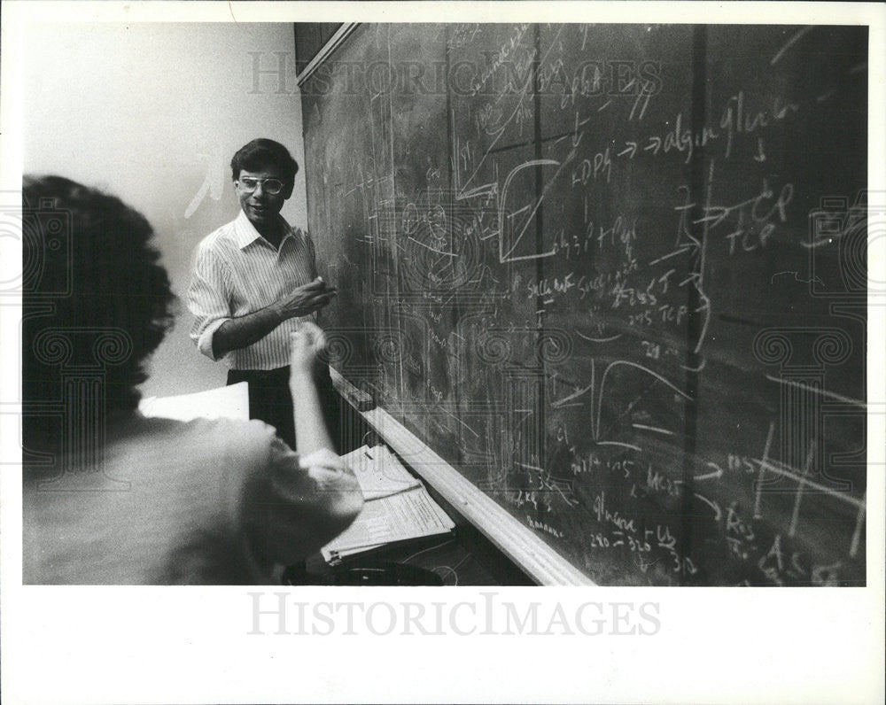 1982 Press Photo Dr. Anada Chakrabarty Microbiologist - Historic Images