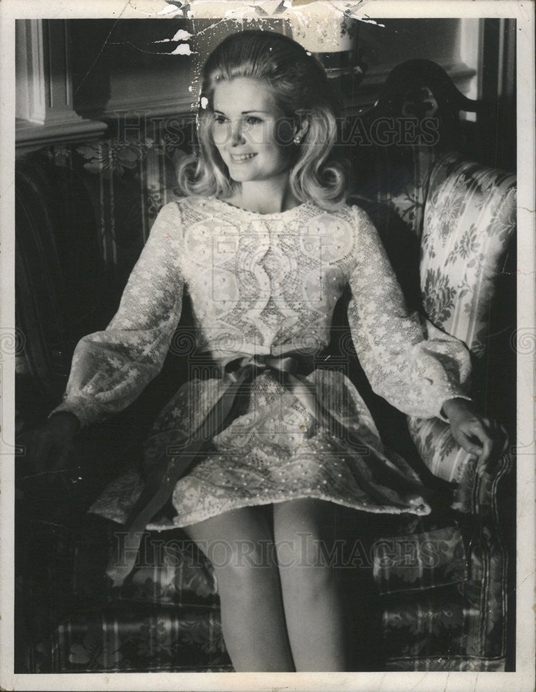 1970 Press Photo Nixion&#39;s Daughter Patricia Dubbed Fairy Princess Poses 4 Reprtr - Historic Images