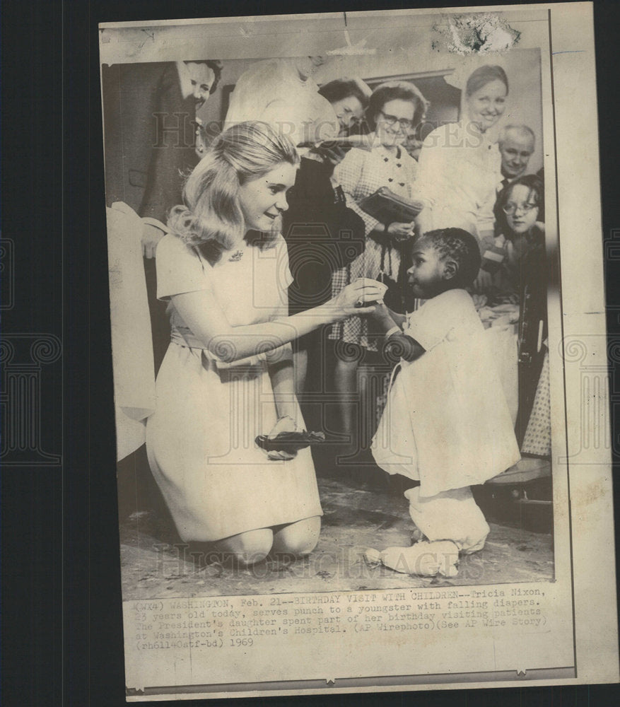 1969 Press Photo Patricia Nixon Serves Punch 2 Child W/ Diaper @ Ankles - Historic Images