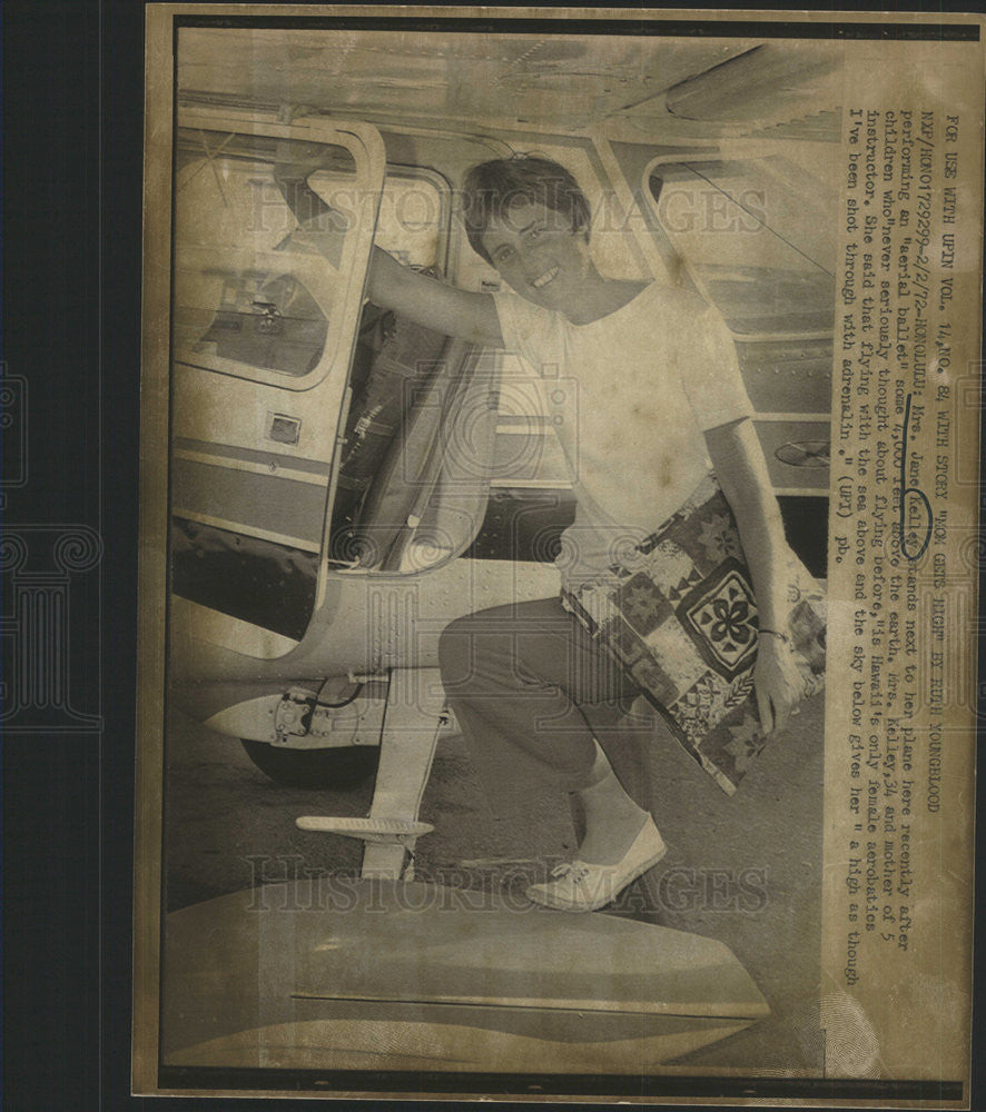 1972 Press Photo Hawaii&#39;s Only Female Aerobatics Instructor J. Kelley W/ Plane - Historic Images