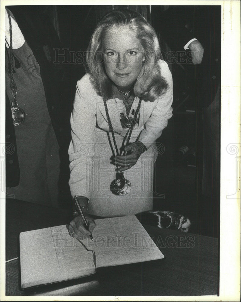 1981 Press Photo Cunningham Signs Register Inducted Companions Beaujolais - Historic Images