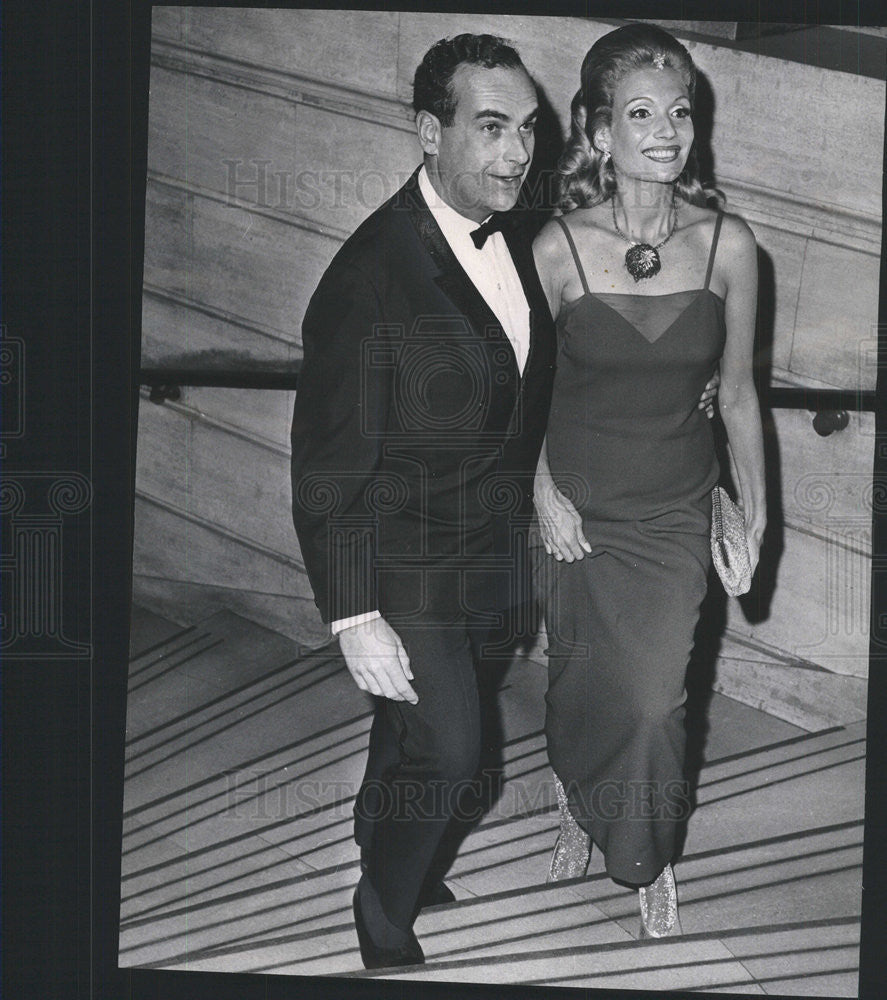 1967 Press Photo Mr. Mrs. Alan Cummings pause stairway leading Grand Ballroom - Historic Images