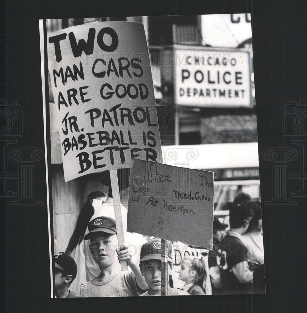 1970 Press Photo Boys Hold Signs 2 Protest Patrick Koertgen&#39;s Police Assignment - Historic Images