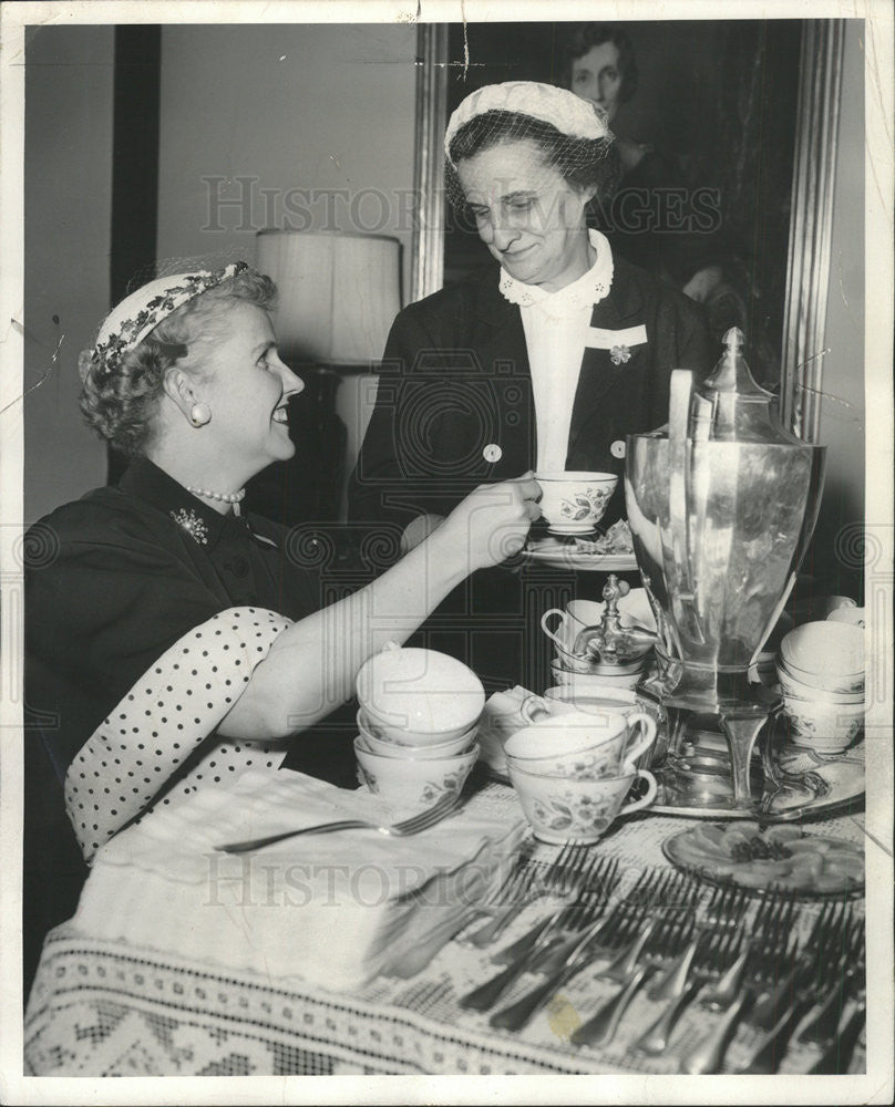 1957 Press Photo Mrs Axelson Mrs Akers National College Education Luncheon - Historic Images