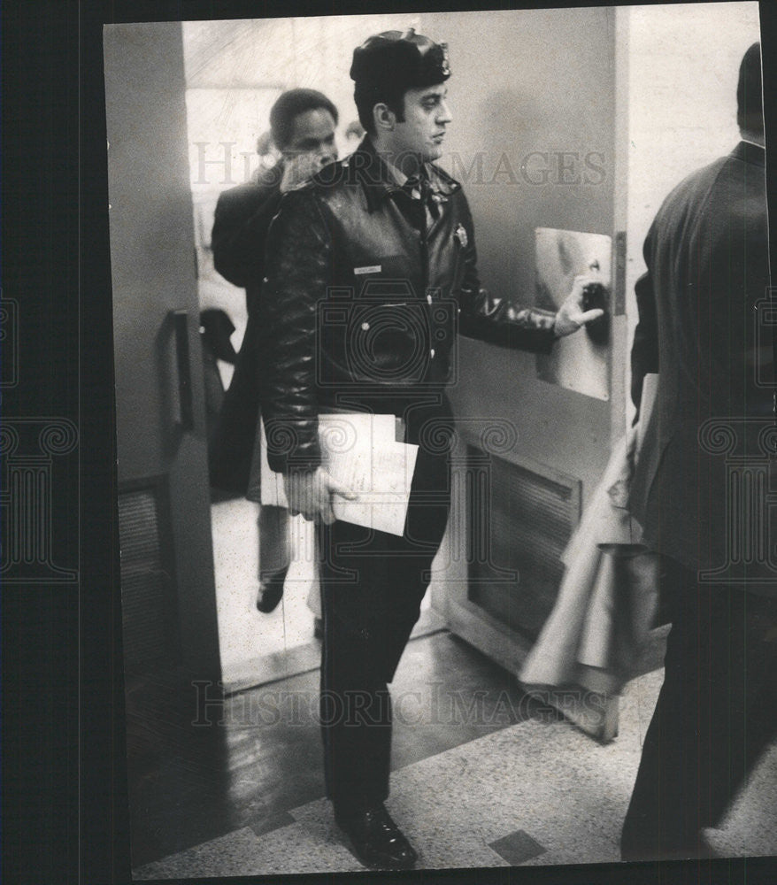 1971 Press Photo Patrolman John Koclanis Shot Oliver Gray Coroner Inquest Room - Historic Images