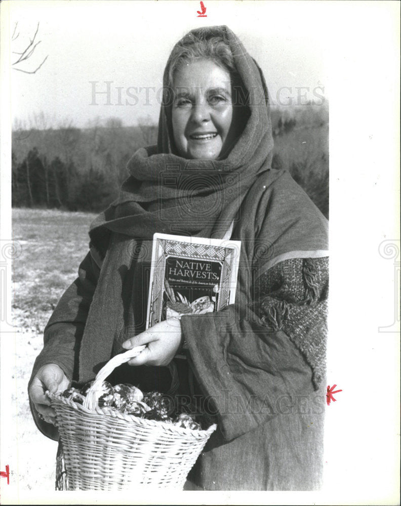 1990 Press Photo Barrie Kavasch Freshly Foraged Black Walnuts - Historic Images