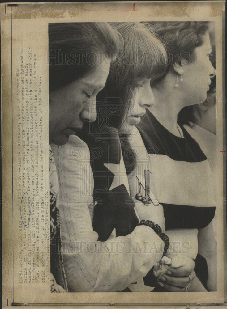 1973 Press Photo Sandra former POW Marine Sgt.Larry Vaughan clutches Flag Cover - Historic Images