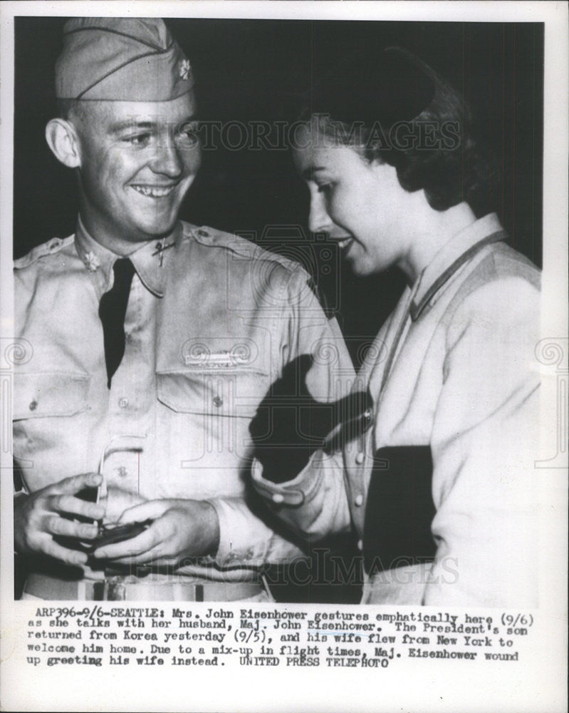 1953 Press Photo Pres Eisenhower&#39;s Son John, &amp; Wife Greet After Korean War - Historic Images