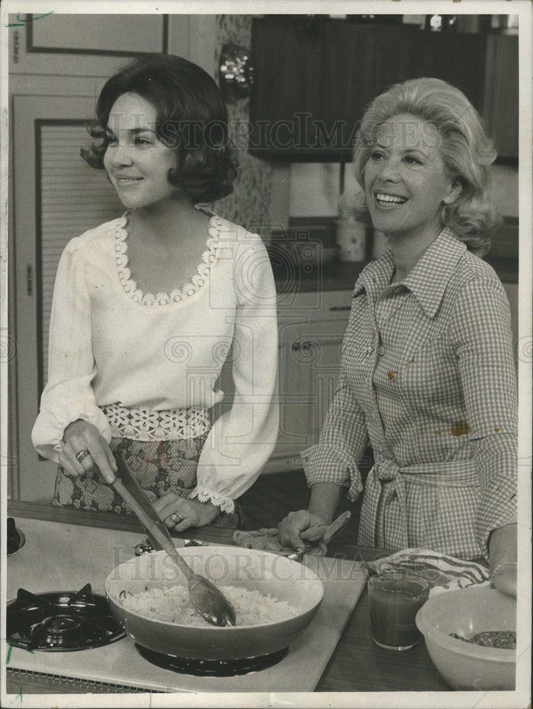 1972 Press Photo Julie Nixon Eisenhower Spagnetti Sauce Dinah Onion Tomato Onion - Historic Images