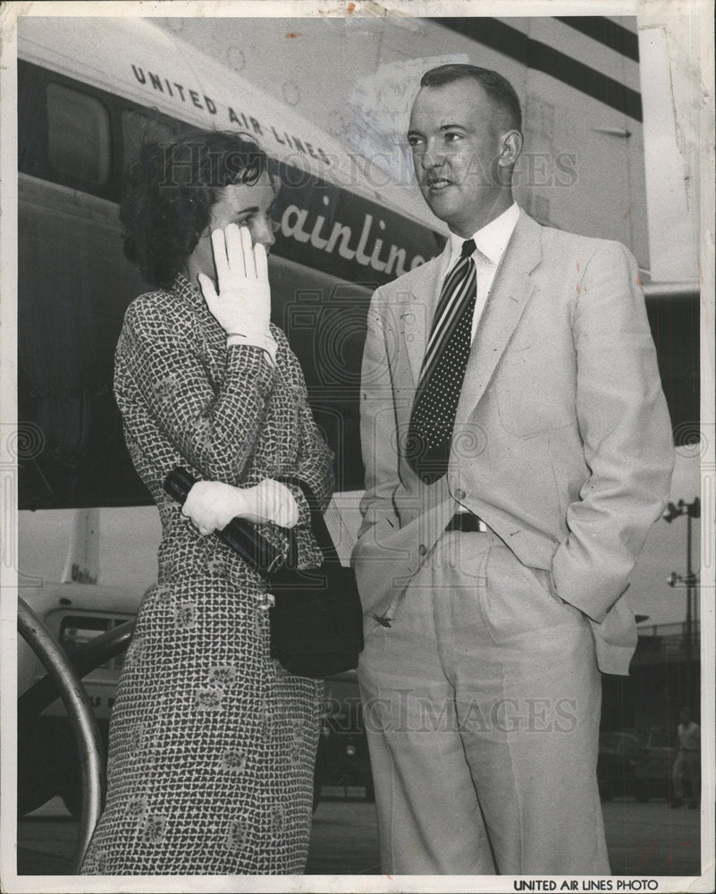 1952 Press Photo Mrs Barbara Eisenhower Midway Airport Glove Goodby hiding Tear - Historic Images