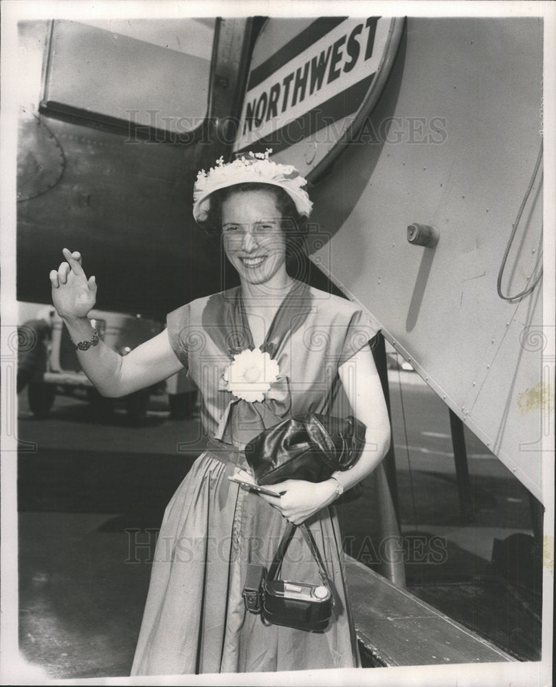 1952 Press Photo Janis Eisenhower General&#39;s Niece Crosses Fingers Win - Historic Images