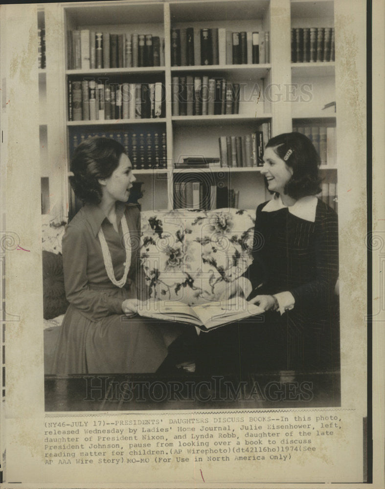 1974 Press Photo Julie Eisenhower Johnson Nixon Lynda Robb Looking Over Book - Historic Images