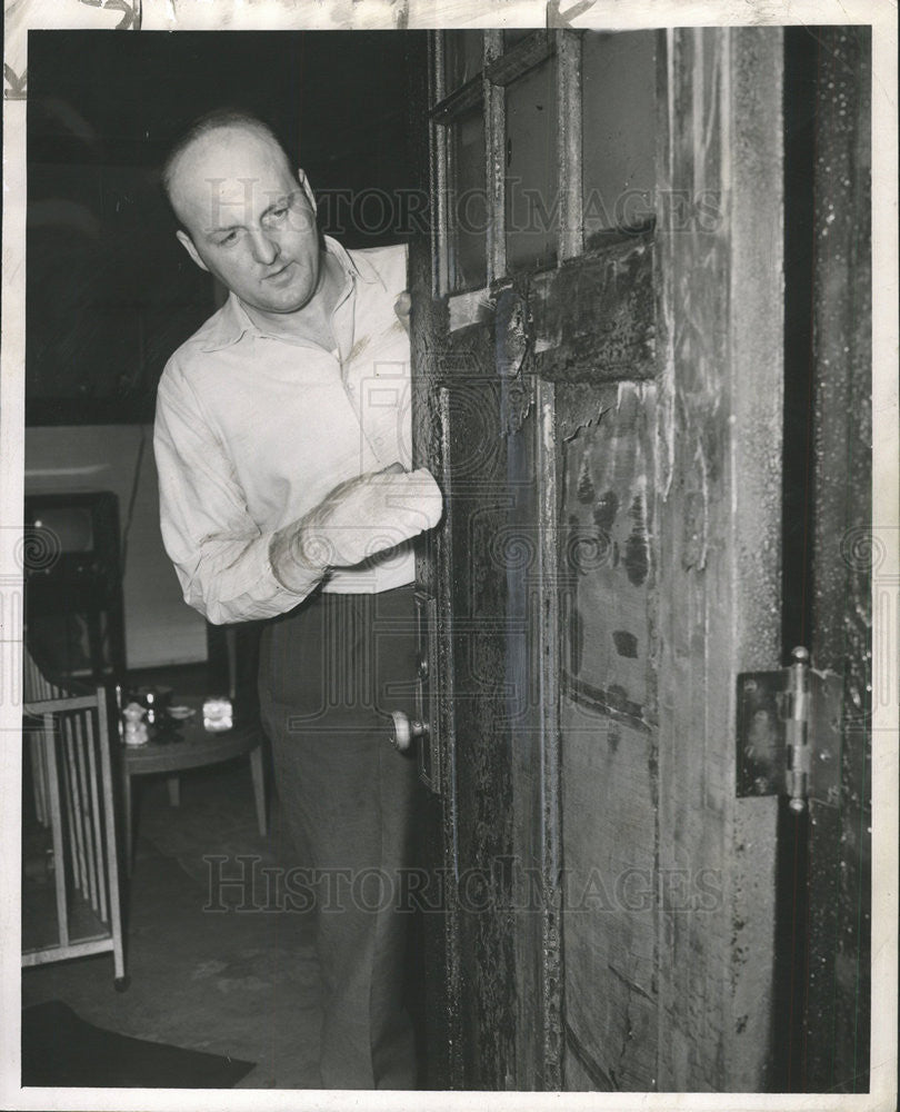 1953 Press Photo Detective John Kelly children hand looks front door home Chair - Historic Images