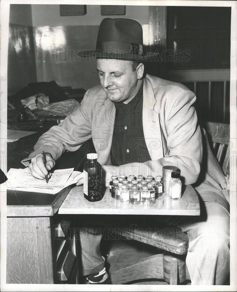 1955 Press Photo Detective John Kelly District bottles narc William Quash - Historic Images