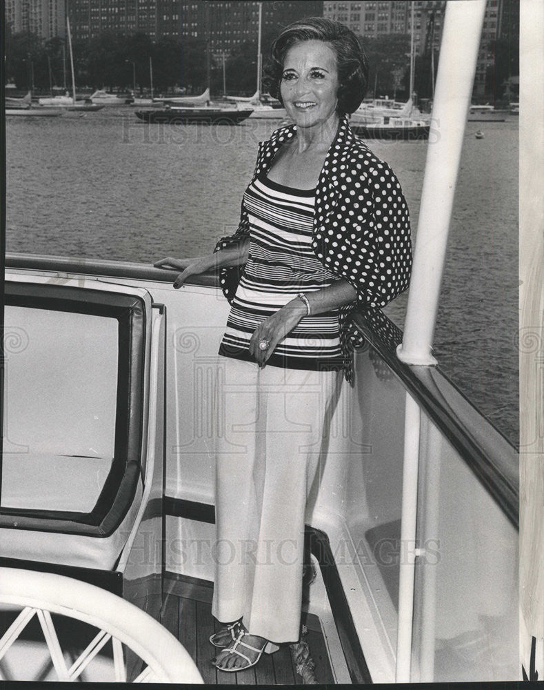 1972 Press Photo Mrs. Samuel H. Kaye dots stripes white pants yacht Carousel - Historic Images