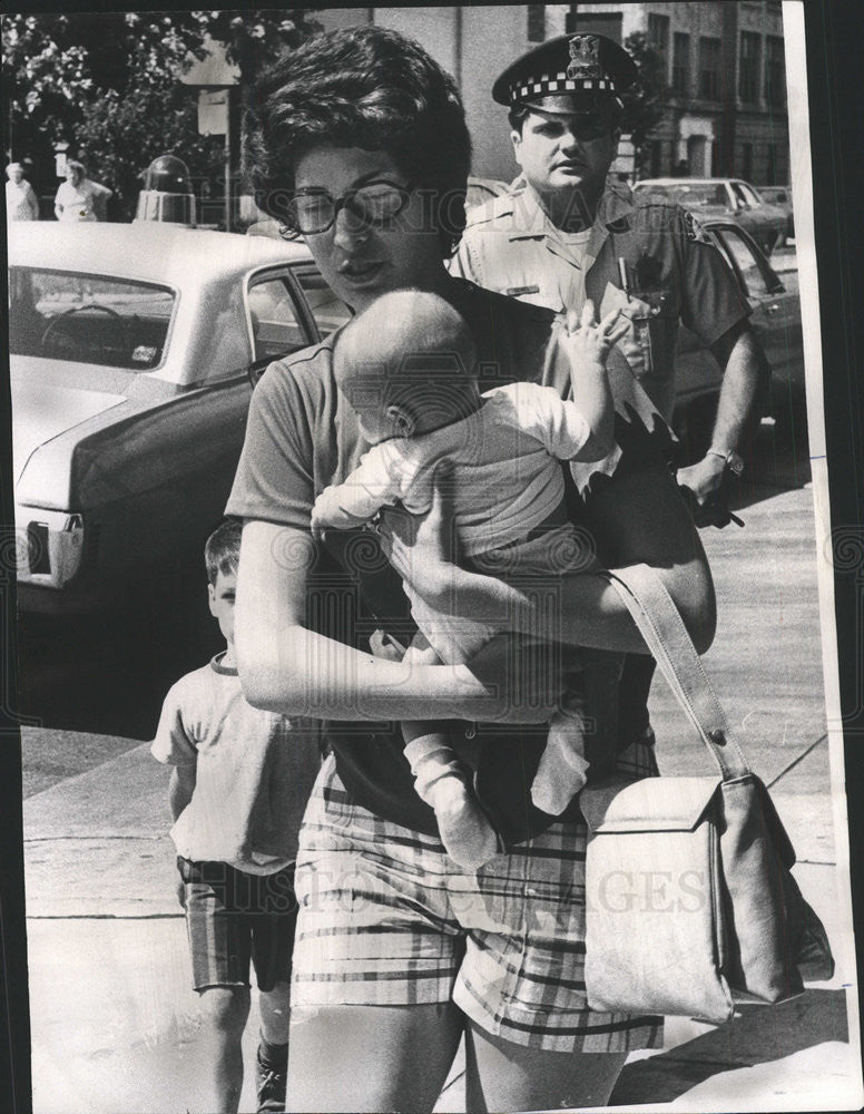 1973 Press Photo Mrs. Elizabeth Cullotta wife slain policeman Louis Cullotta son - Historic Images